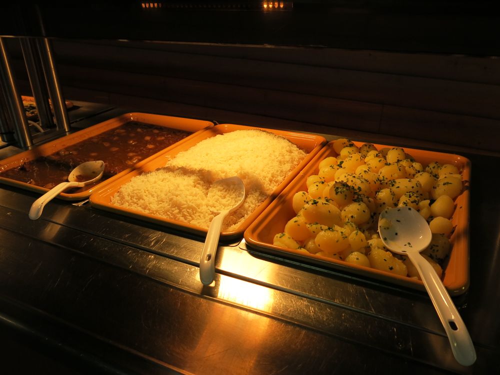 https://serena.fi/wp-content/uploads/2025/01/Lounas-buffet-3-adp.jpg